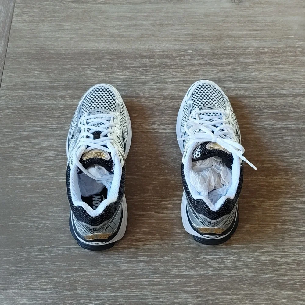 Saucony Progrid Omni 9‎ Men's Size 9.5 Women’s size 11 In Silver/Gold NWT In Box